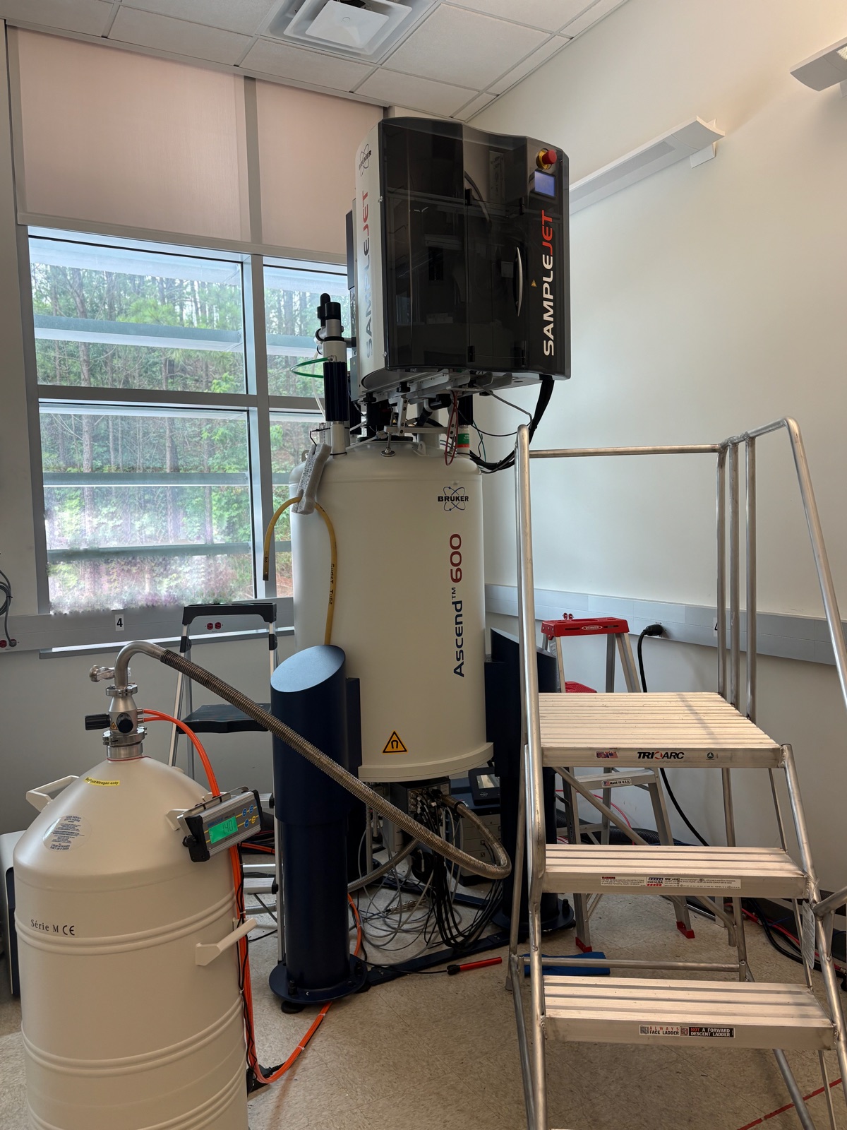 NMR instrument used for chemical structure analysis