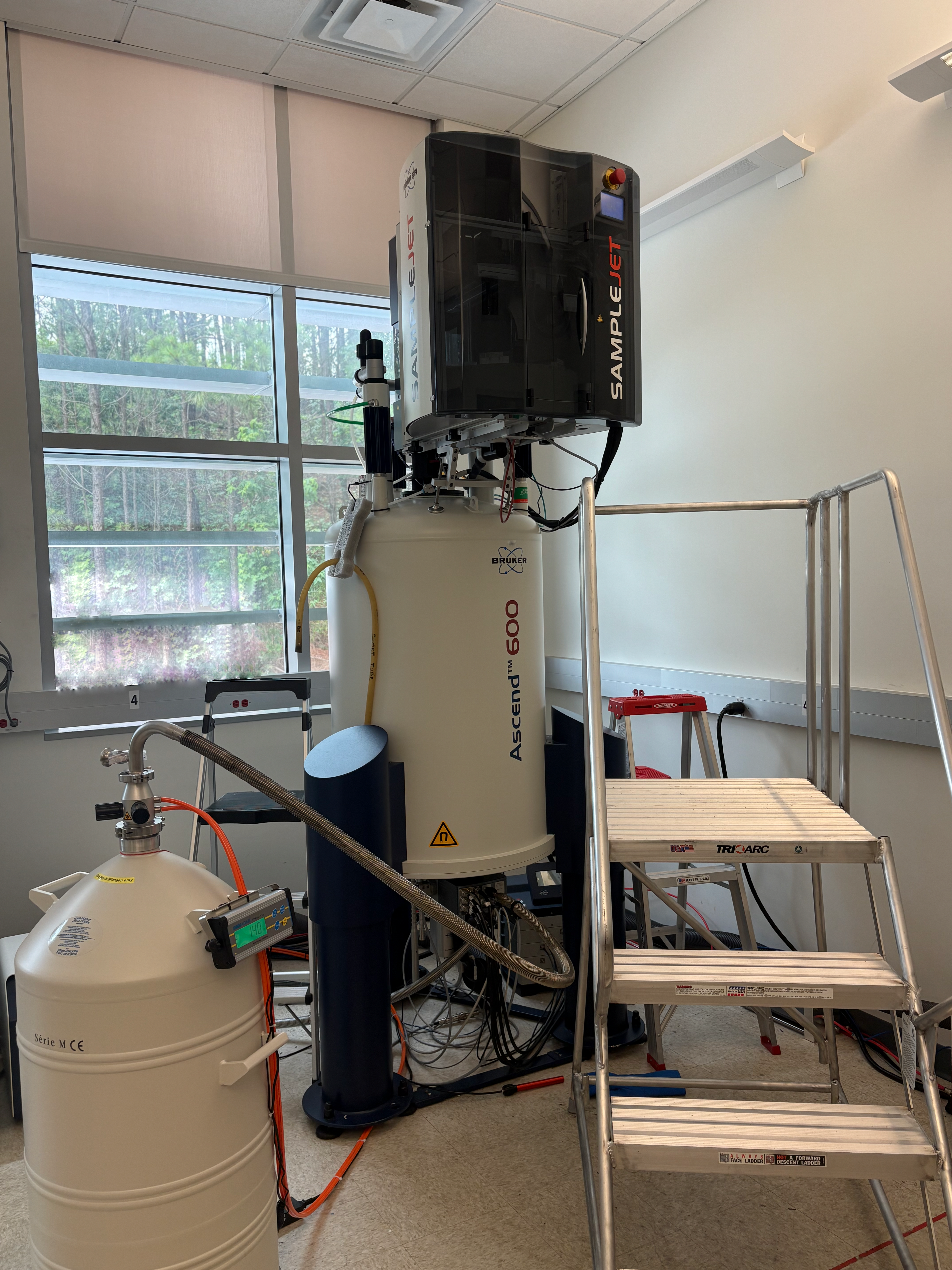 Nuclear Magnetic Resonance spectrometer for molecular structure analysis